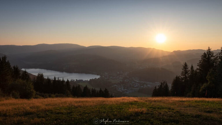 Warme Abendstimmung mit leichtem Sonnenstern am Hochfirst im Schwarzwald