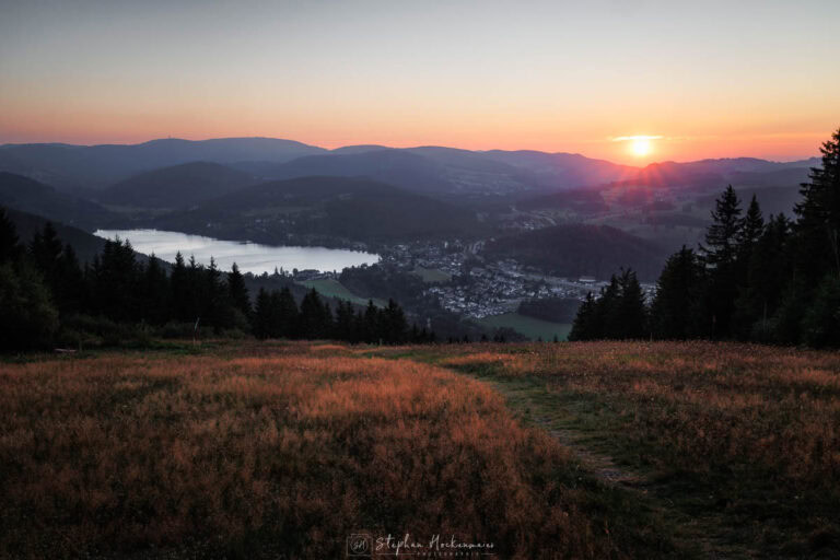 Sonnenuntergang mit Blick auf den Titisee vom Hochfirst im Schwarzwald