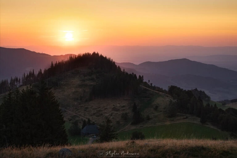 Goldene Sonne über der hügeligen Schwarzwaldlandschaft vom Hinterwaldkopf aus gesehen