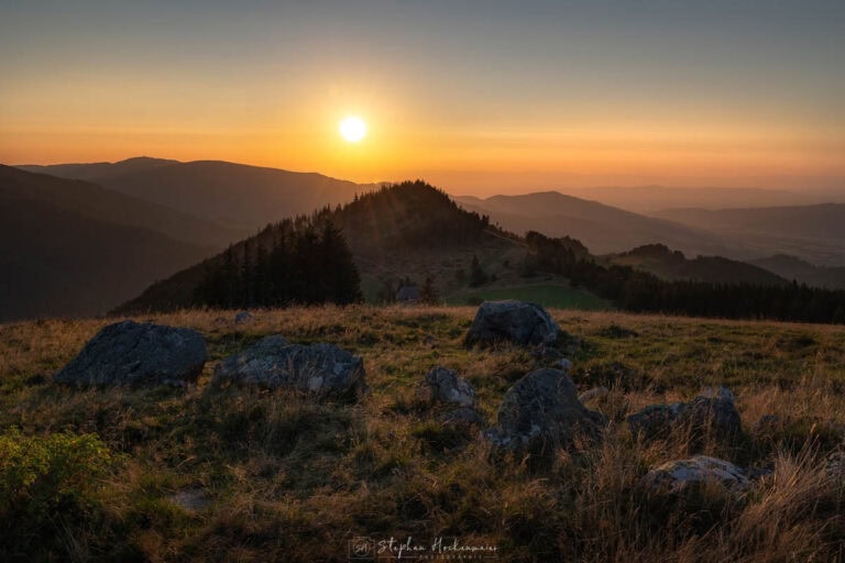 Weite Hügellandschaft im Abendlicht – fotografiert vom Hinterwaldkopf im Schwarzwald