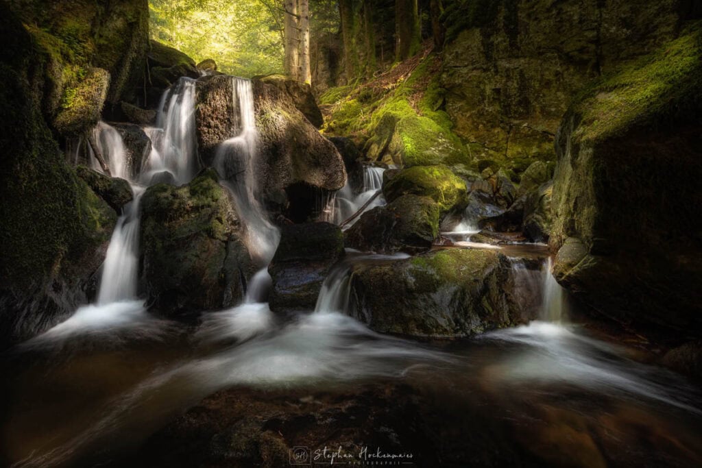 Kaskaden in der Teichschlucht mit moosbewachsenen Felsen und fließendem Wasser