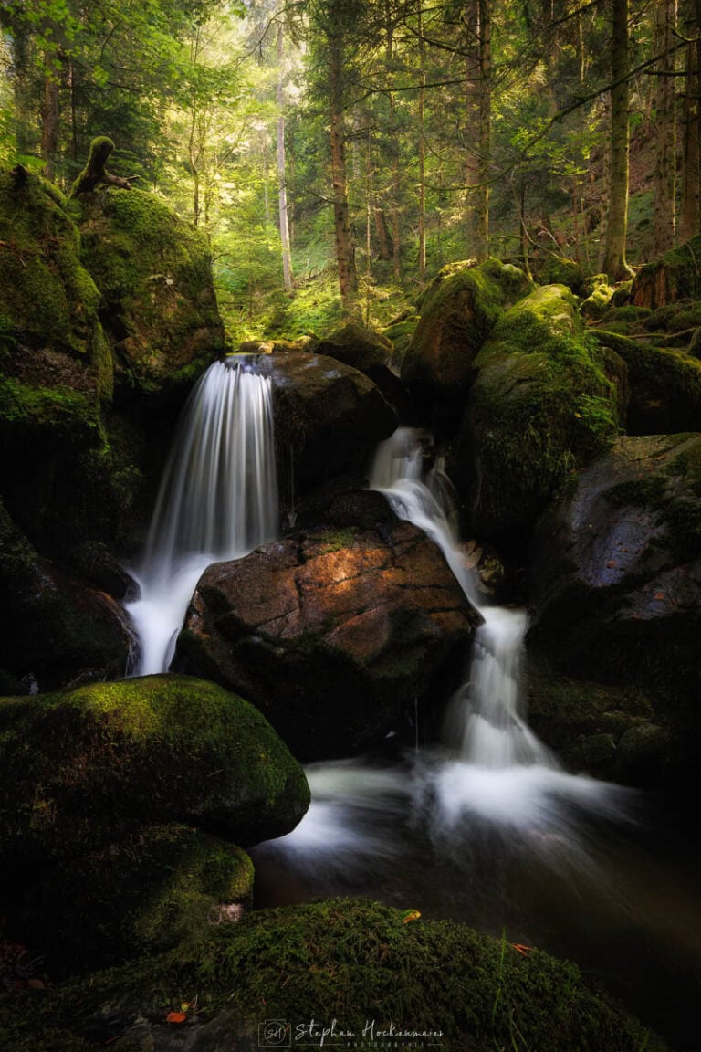 Dramatische Wasserfälle und Felsen in der Teichschlucht mit Lichtspiel