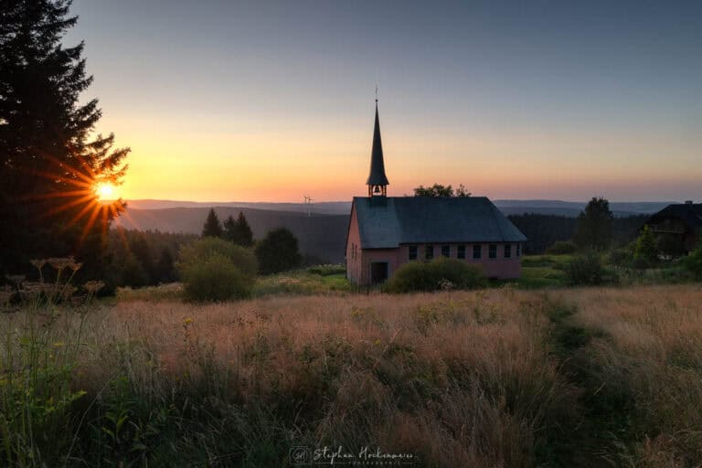 Sonnenaufgang an der Kandelkapelle St. Pius mit warmem Licht über der Landschaft im Schwarzwald
