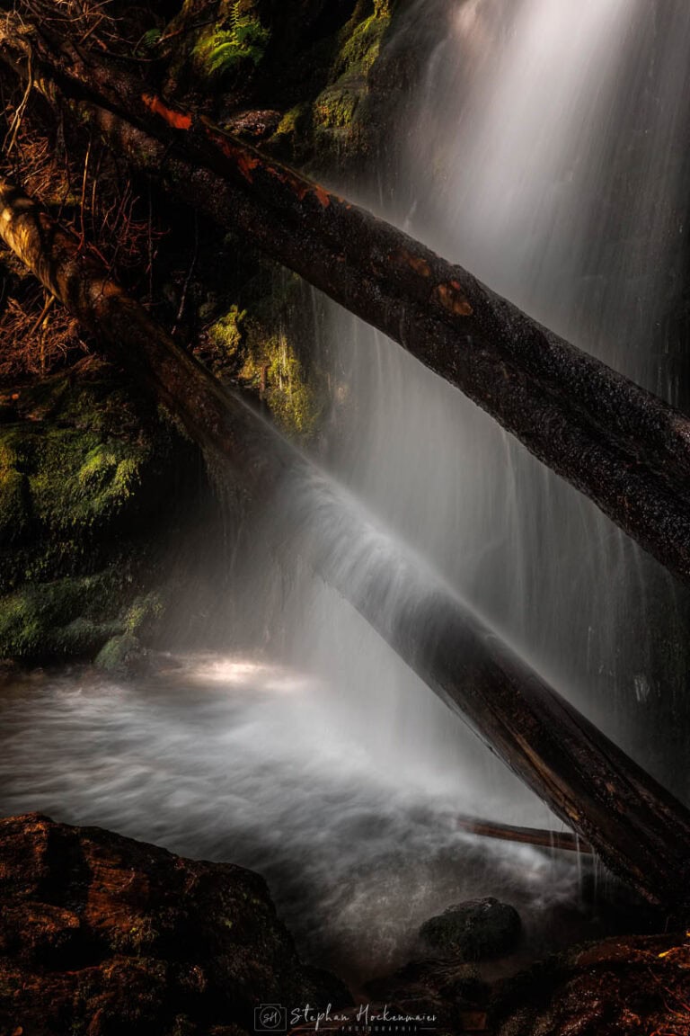 Detailansicht des oberen Wasserfalls der Zweribach-Wasserfälle im Schwarzwald mit Moos, Felsen und Langzeitbelichtung.