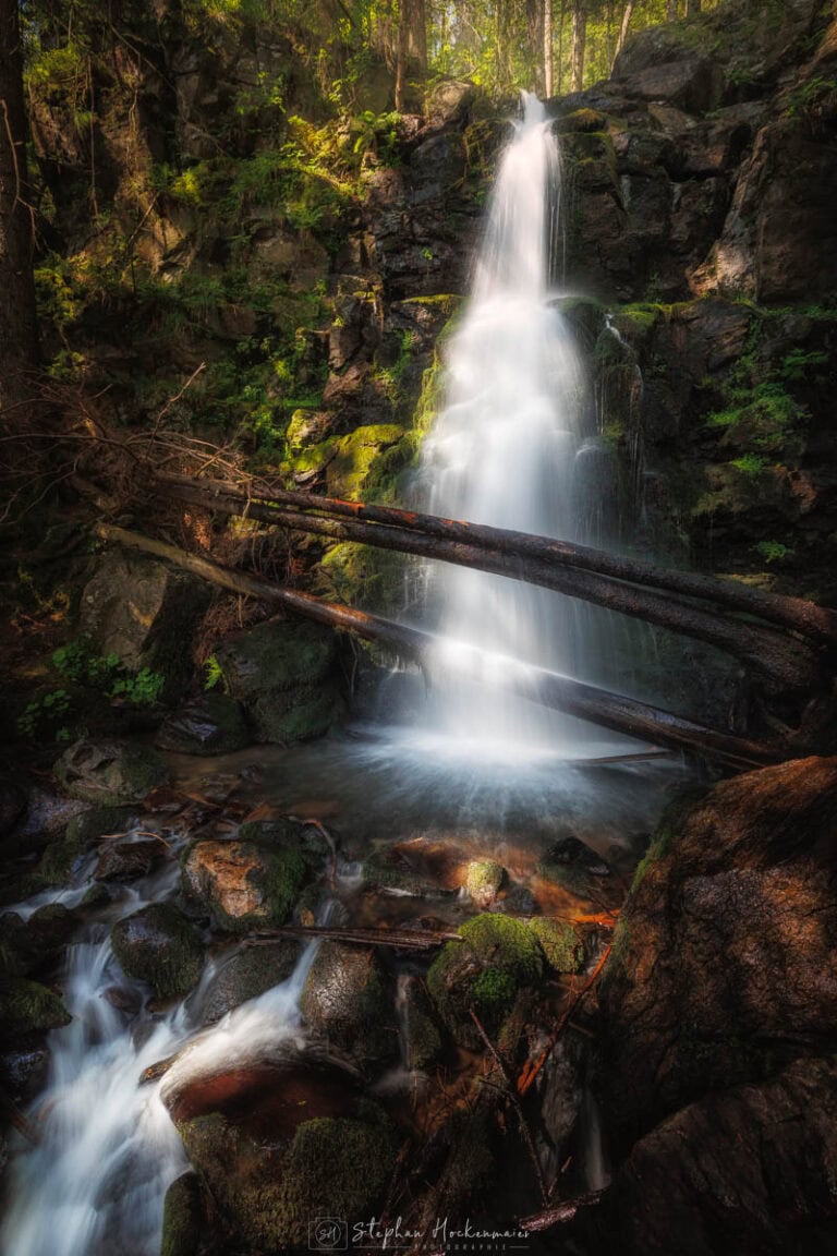 Oberer Wasserfall der Zweribach-Wasserfälle im Schwarzwald mit Felsen, Wald und weichem Wasserfluss.