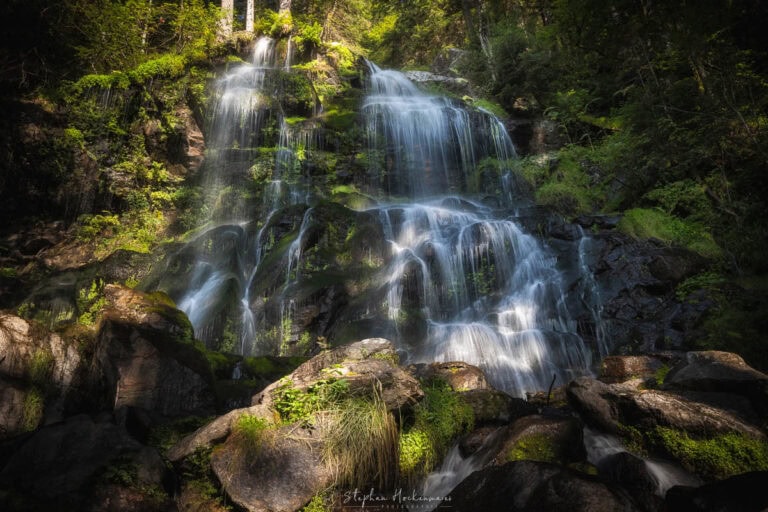 Unterer Wasserfall der Zweribach-Wasserfälle im Schwarzwald, fotografiert mit Langzeitbelichtung und moosbewachsenen Felsen.