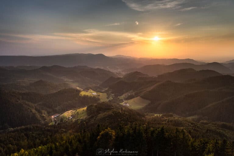 Aussicht über das Renchtal vom Buchkopfturm im Schwarzwald zum Sonnenuntergang