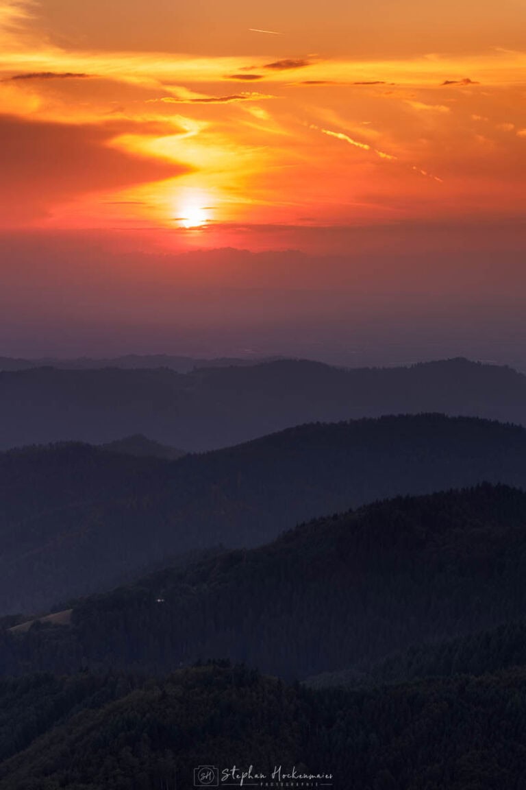 Abendstimmung am Buchkopfturm im Schwarzwald mit Sonne im Dunst