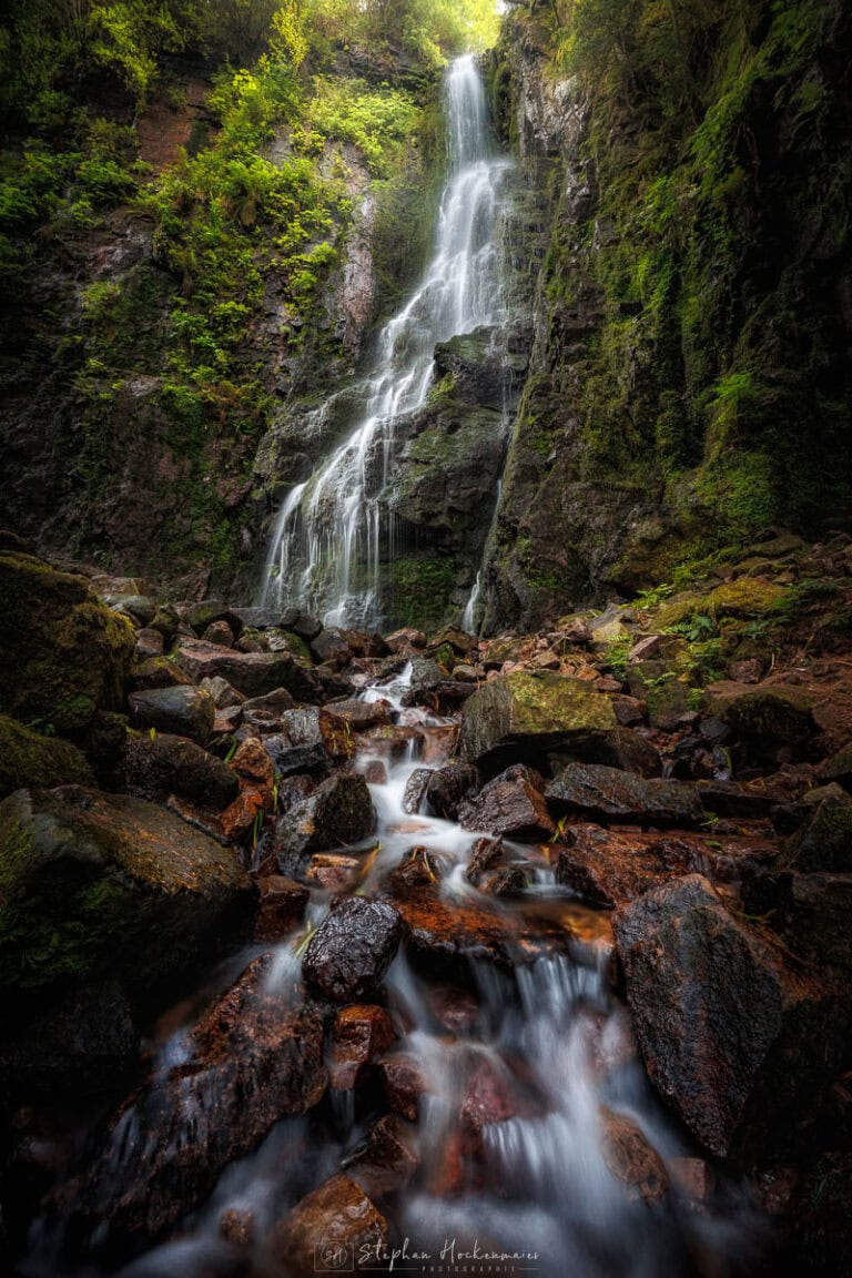 Wasserlauf im Vordergrund führt zum Burgbachwasserfall im Schwarzwald