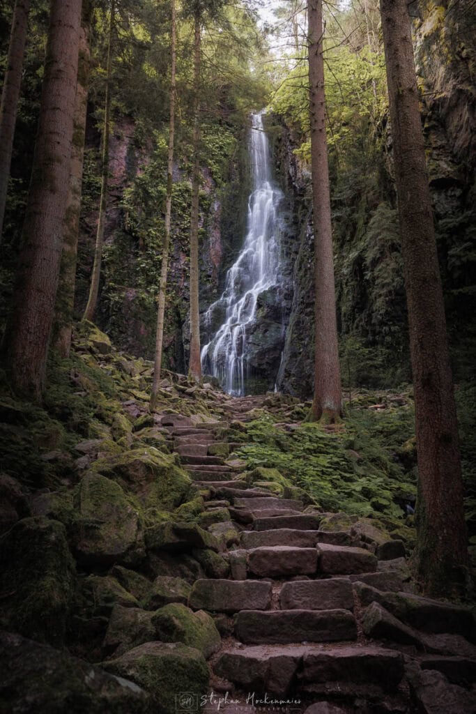 Stufen als Linienführung zum Burgbachwasserfall im Schwarzwald
