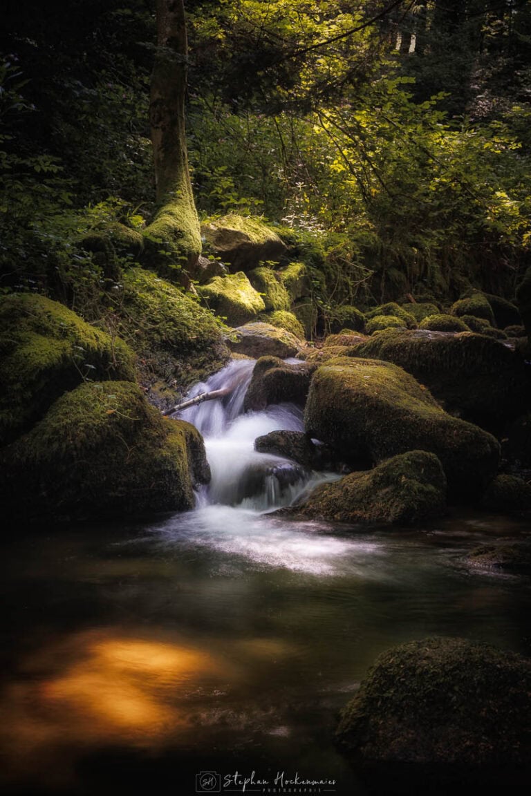 Kleine Kaskade in der Gertelbachschlucht im Schwarzwald mit moosbedeckten Steinen und Langzeitbelichtung