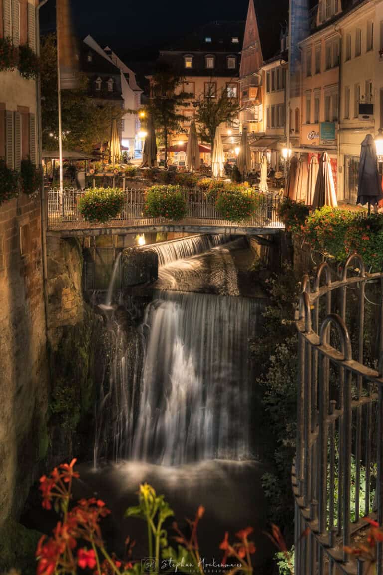 Wasserfall in Saarburg bei Nacht mit beleuchteter Altstadt, Brücke und weichem Wasser