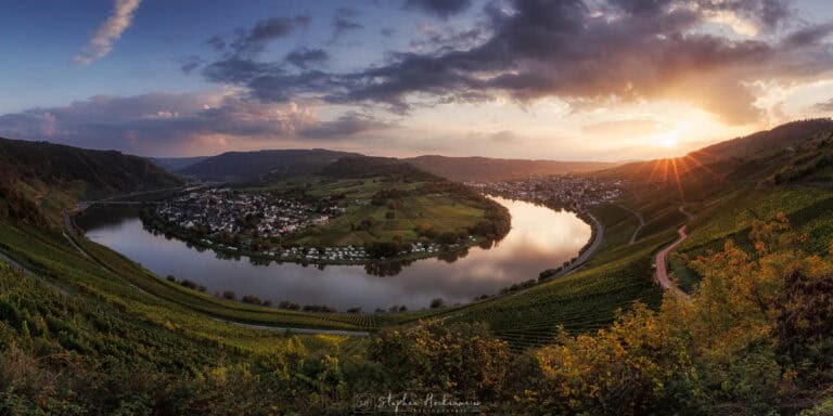 Panorama der Moselschleife bei Kröv zum Sonnenuntergang mit Blick über Mosel und Weinberge