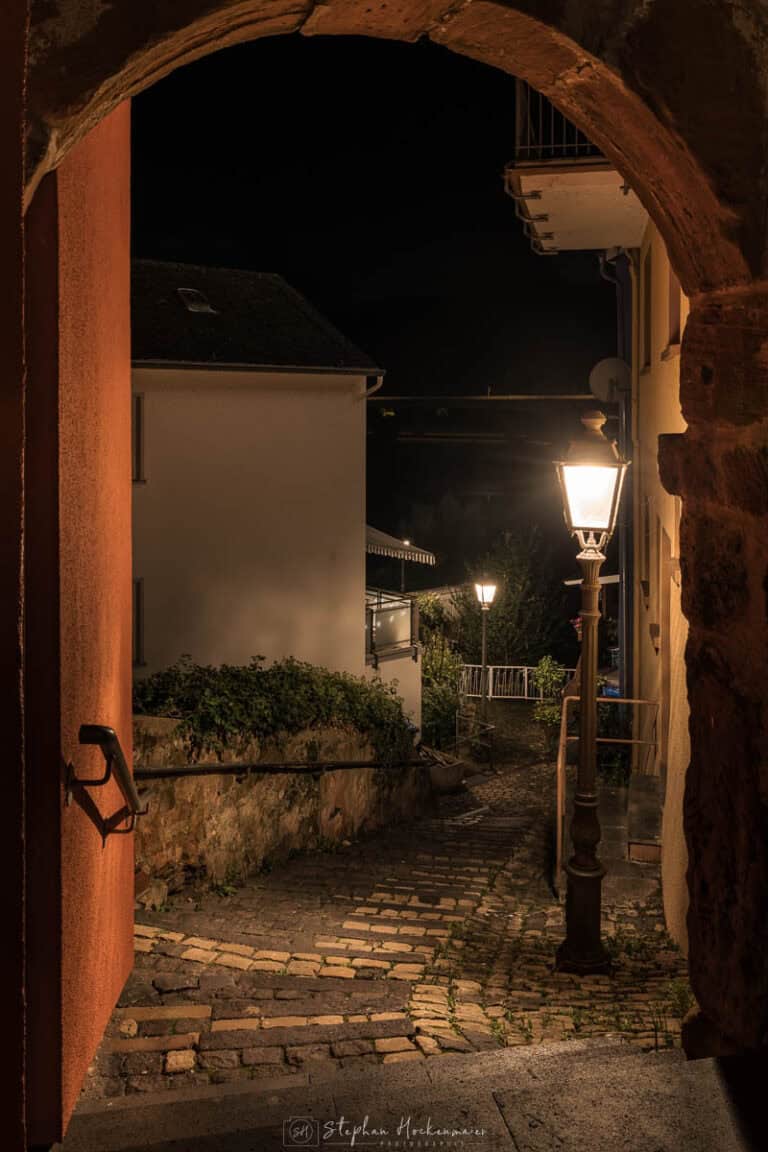Torbogen mit Laterne in der Altstadt von Saarburg bei Nacht