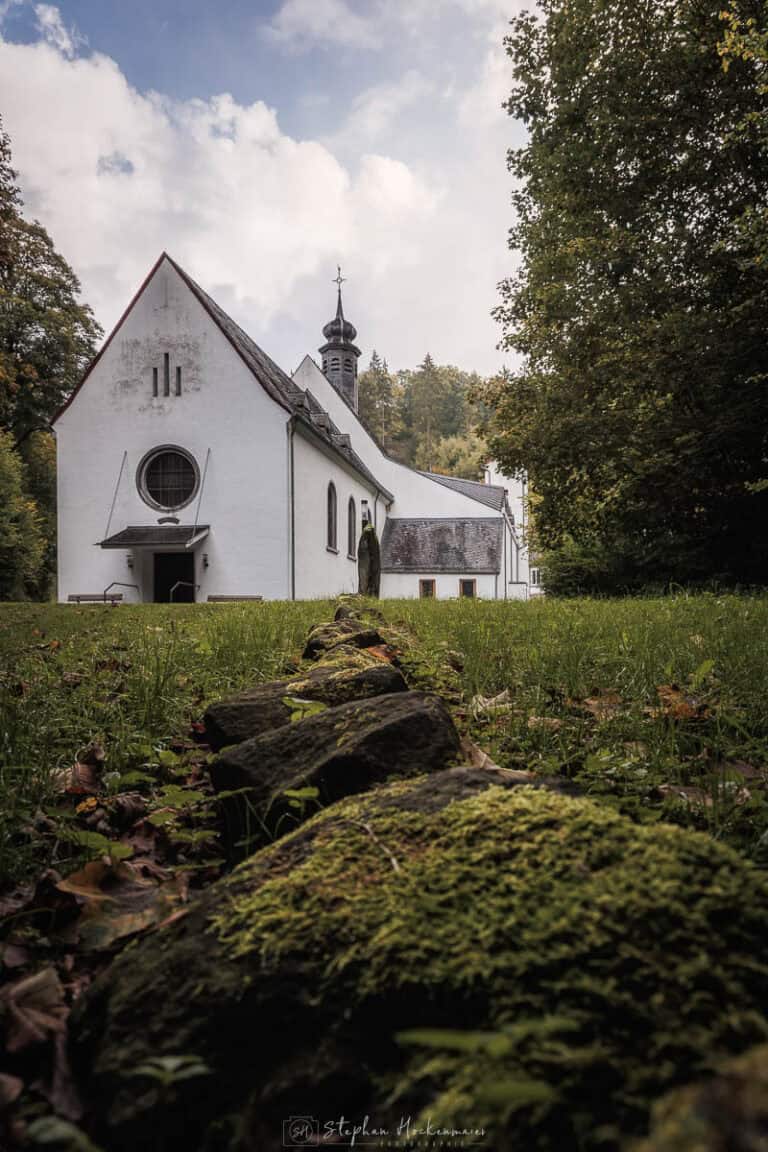 Kloster Maria Martental mit moosigen Steinen im Vordergrund