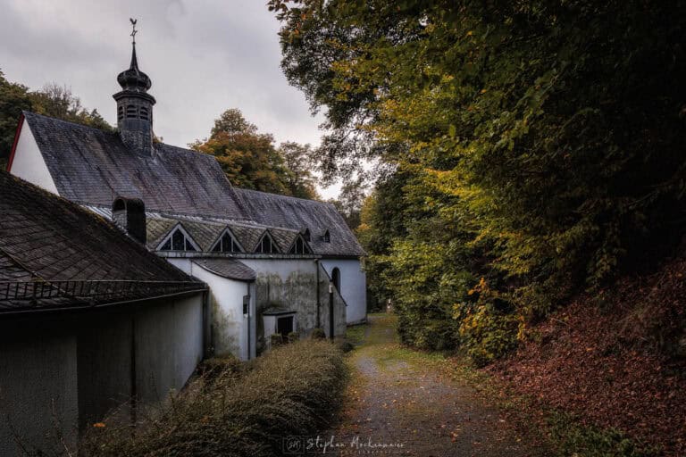 Weg am Kloster Maria Martental zum Wasserfall im Enderttal