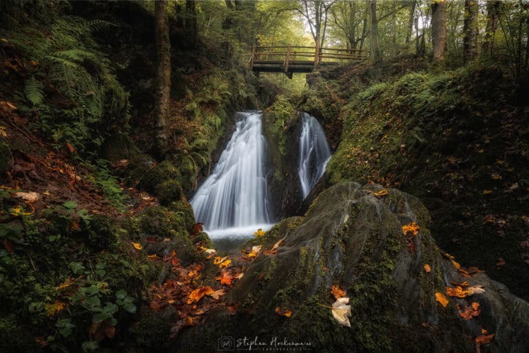 Wasserfall bei Maria Martental mit Brücke, Felsen und Herbstlaub im Enderttal