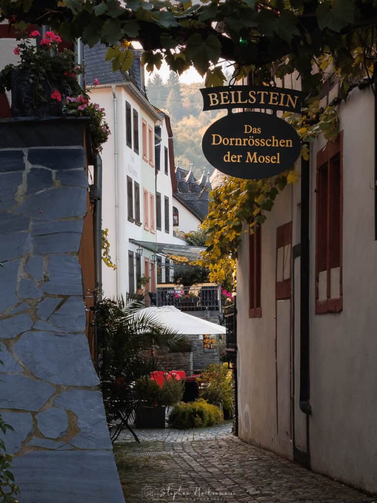Historische Gasse in Beilstein an der Mosel mit Schild „Das Dornröschen der Mosel