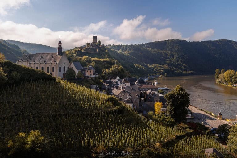 Ausblick auf Beilstein an der Mosel mit Weinbergen, Mosel und Burg Metternich