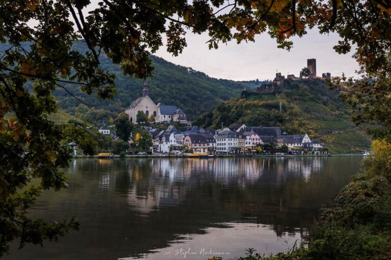 Blick auf Beilstein an der Mosel mit Karmeliterkirche, Burg Metternich und Spiegelung im Wasser