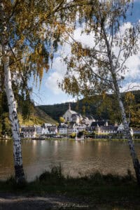 Blick vom gegenüberliegenden Moselufer auf Beilstein mit Karmeliterkirche