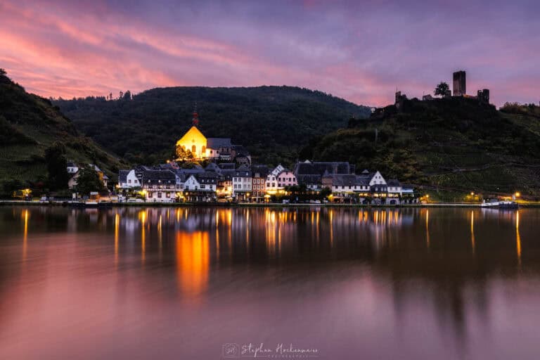Beilstein an der Mosel mit beleuchteter Karmeliterkirche, Burg Metternich und Spiegelungen im Wasser