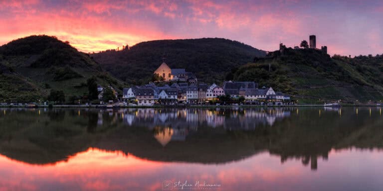 Panorama von Beilstein an der Mosel mit Burg Metternich und farbigem Morgenhimmel